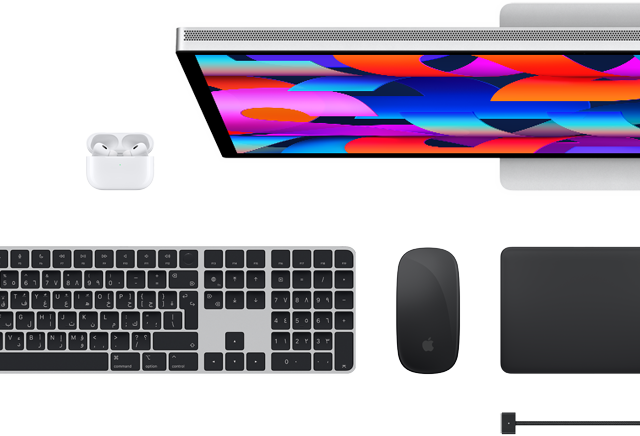 لقطة علوية تعرض اكسسوارات Mac:‏ شاشة Studio&nbsp;Display وAirPods ولوحة&nbsp;مفاتيح&nbsp;ماجيك وماجيك&nbsp;ماوس ولوحة&nbsp;تعقب&nbsp;ماجيك‏