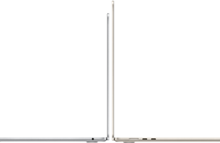 صورة جانبية لجهاز MacBook&nbsp;Air موديل 13&nbsp;إنش وموديل 15&nbsp;إنش باللون الفضي ولون ضوء النجوم مفتوحين ومتواجهين من الخلف