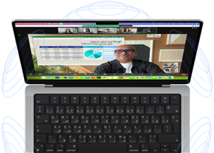 مكالمة فيديو فيس تايم معروضة على MacBook&nbsp;Pro وحولها رسوم توضيحية لدوائر زرقاء اللون تبيّن الإحساس ثلاثي الأبعاد لميزة الصوت المكاني