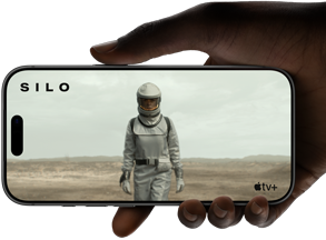 يد تحمل iPhone&nbsp;17&nbsp;Pro،‏ [NDA]، في الوضع الأفقي، فيديو معروض على شاشة تغطي الواجهة بالكامل يوضح عمر البطارية