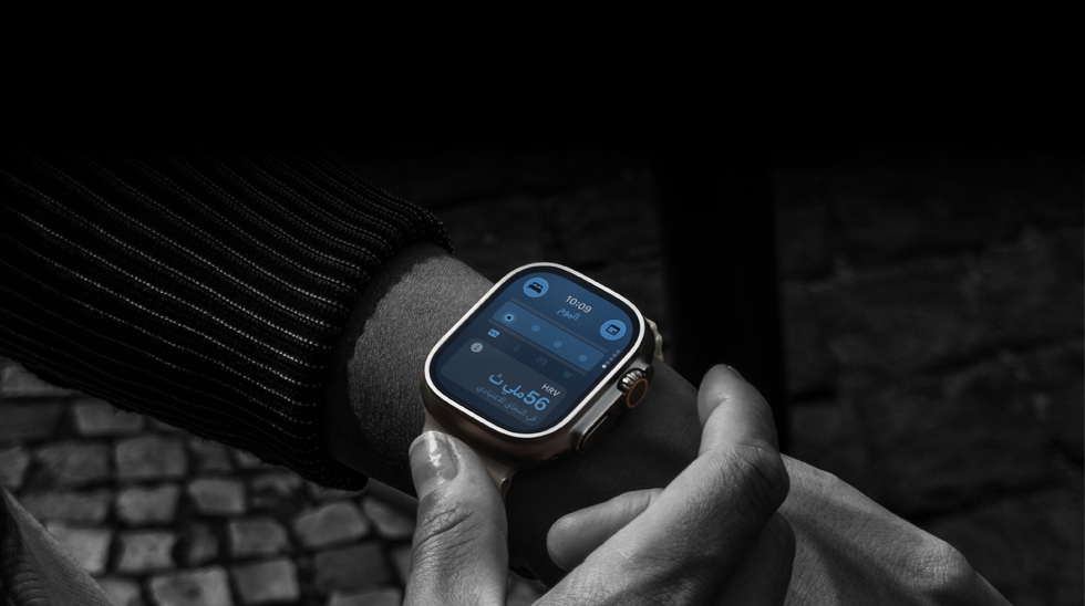 شخص يرتدي Apple Watch Ultra 4 على معصمه، انحراف طفيف في العلامات الحيوية اليومية