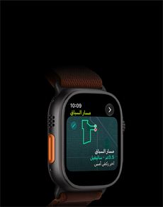 ساعة Apple Watch Ultra 4، إطار تيتانيوم، لون أسود، ميزة مسار السباق مع خريطة لمسار ركض، الجهة الخارجية اليسرى، زر الإجراءات، حزام Loop ألباين، لون عنّابي