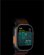 ساعة Apple Watch Ultra 4، إطار تيتانيوم، لون أسود، ميزة مسار السباق مع خريطة لمسار ركض، الجهة الخارجية اليسرى، زر الإجراءات، حزام Loop ألباين، لون عنّابي