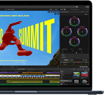 لقطة جزئية لشاشة MacBook Air، تعرض تعديل فيديو لإبراز قدرات شريحة M5