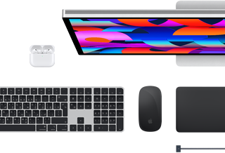اكسسوارات Mac: سماعات&nbsp;AirPods، وشاشة&nbsp;Studio&nbsp;Display، ولوحة مفاتيح ماجيك، وماجيك ماوس، ولوحة تعقب ماجيك، وكابل شحن MagSafe‏