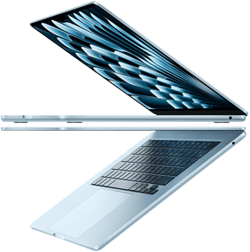 اثنان من أجهزة MacBook Air باللون الأزرق السماوي مفتوحان على شكل سهم، فتبرز نحافة التصميم