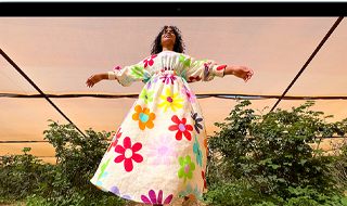 جهاز MacBook Air يعرض شاشة ريتنا ليكويد