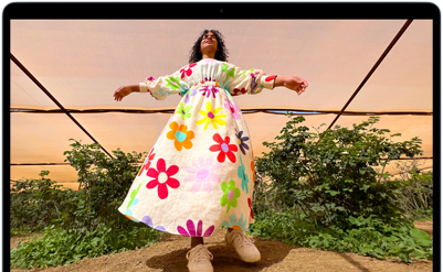 جهاز MacBook Air يعرض شاشة ريتنا ليكويد