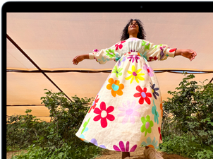 جهاز MacBook Air يعرض شاشة ريتنا ليكويد