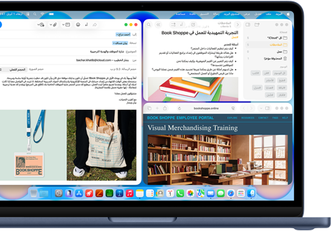 جهاز MacBook Neo، لون نيلي، شاشة تعرض صياغة إيميل ترحيبي لموظف جديد في متجر كتب، نوافذ متجانبة أخرى تشمل مستنداً في تطبيق الملاحظات عن برنامج تأهيل الموظف وموقعاً لبوابة موظفي متجر الكتب في سفاري