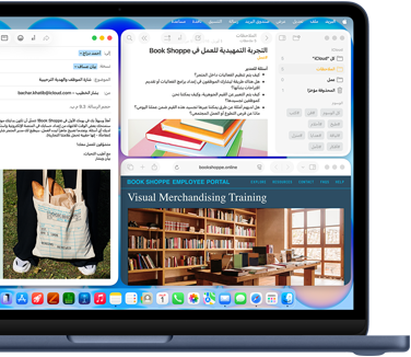 جهاز MacBook Neo، لون نيلي، شاشة تعرض صياغة إيميل ترحيبي لموظف جديد في متجر كتب، نوافذ متجانبة أخرى تشمل مستنداً في تطبيق الملاحظات عن برنامج تأهيل الموظف وموقعاً لبوابة موظفي متجر الكتب في سفاري