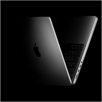 جهاز MacBook Pro مفتوح  على شكل حرف V في إشارة إلى عائلة شريحة M5‏