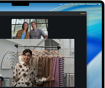 مكالمة فيديو على MacBook Pro تظهر فيها امرأة تعرض أقمشة لشخصين في المكالمة، بينما يحافظ نمط 