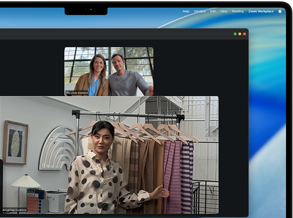 مكالمة فيديو على MacBook Pro تظهر فيها امرأة تعرض أقمشة لشخصين في المكالمة، بينما يحافظ نمط 