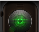 الجهة الخلفية من Apple&nbsp;Watch&nbsp;Series&nbsp;12، إطار ألومنيوم، لون برونزي داكن، مستشعرات دائرية متعددة مع أضواء LED خضراء متوهجة، الجهة الخارجية اليسرى، التاج الرقمي، حزام رياضي، لون زيتي