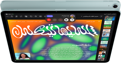 جهاز iPad&nbsp;Air، لون أزرق، الجانب العلوي الخارجي، شاشة تعرض تطبيق Keynote في ميزة مشاركة الشاشة أثناء مكالمة فيديو عبر فيس تايم، الجانب الخلفي الخارجي، كاميرا خلفية واسعة 12MP، زر رفع مستوى الصوت، زر خفض مستوى الصوت