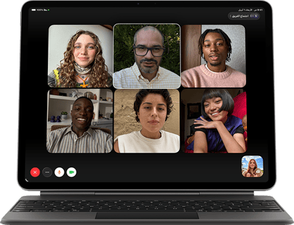 جهاز iPad&nbsp;Air، متصل بلوحة مفاتيح ماجيك، لون أسود، مكالمة فيس تايم جماعية على الشاشة