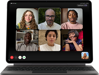 جهاز iPad&nbsp;Air، متصل بلوحة مفاتيح ماجيك، لون أسود، مكالمة فيس تايم جماعية على الشاشة