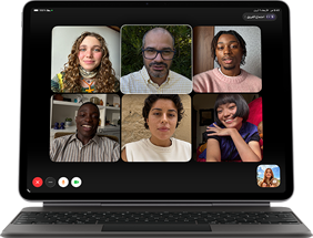 جهاز iPad&nbsp;Air، متصل بلوحة مفاتيح ماجيك، لون أسود، مكالمة فيس تايم جماعية على الشاشة