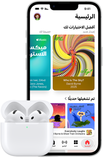 جهاز iPhone&nbsp;17e، الجانب الخارجي الأمامي، تطبيق Apple&nbsp;Music مفتوح على الشاشة الرئيسية، بجانب AirPods&nbsp;Pro&nbsp;3 في علبة شحن&nbsp;MagSafe مفتوحة