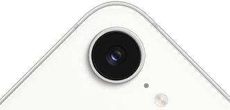 جهاز iPhone&nbsp;17e، جزء من الجانب الخارجي الخلفي، لون أبيض، كاميرا&nbsp;Fusion في الأعلى